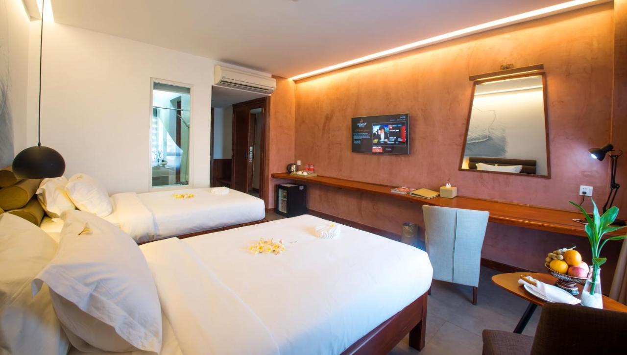 Almond Hotel Bassac River Phnom Penh Dış mekan fotoğraf