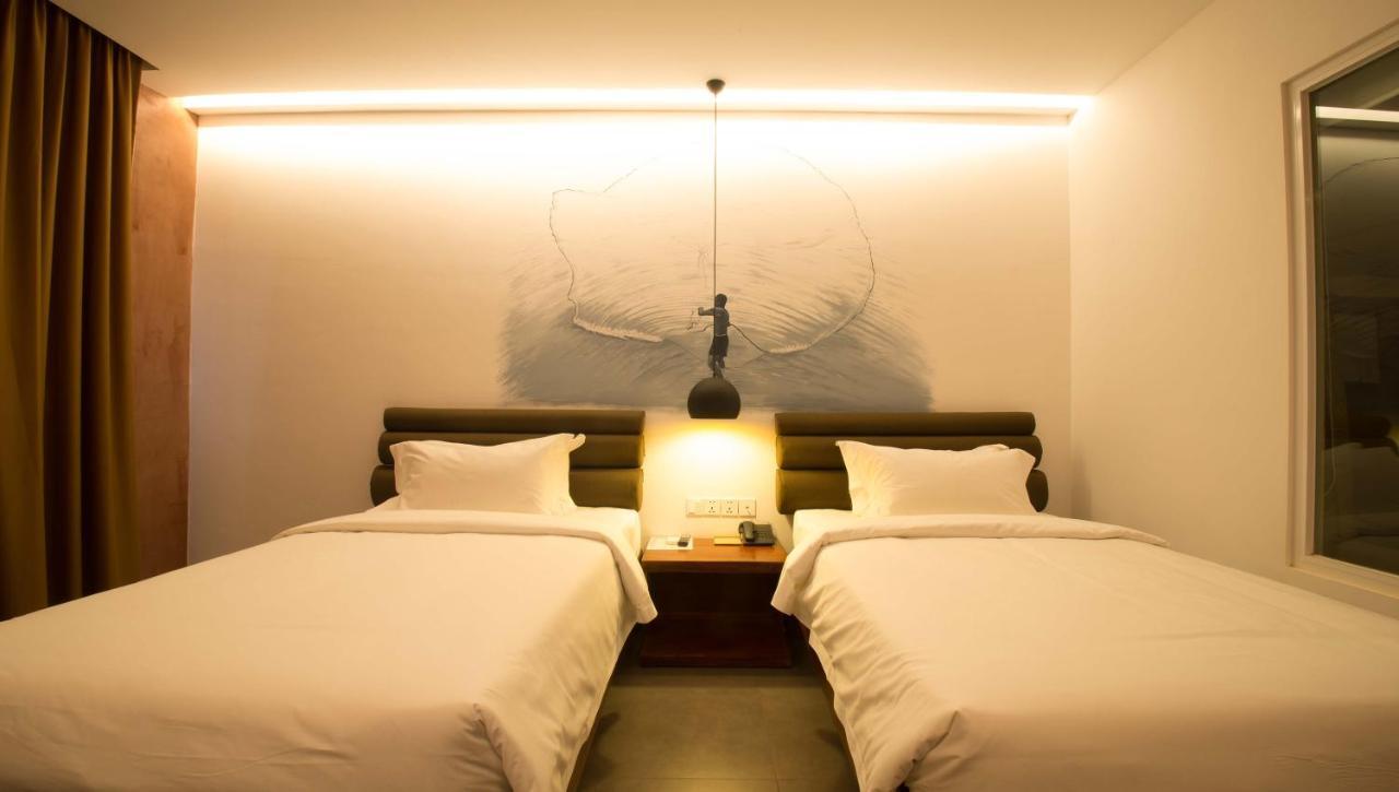 Almond Hotel Bassac River Phnom Penh Dış mekan fotoğraf