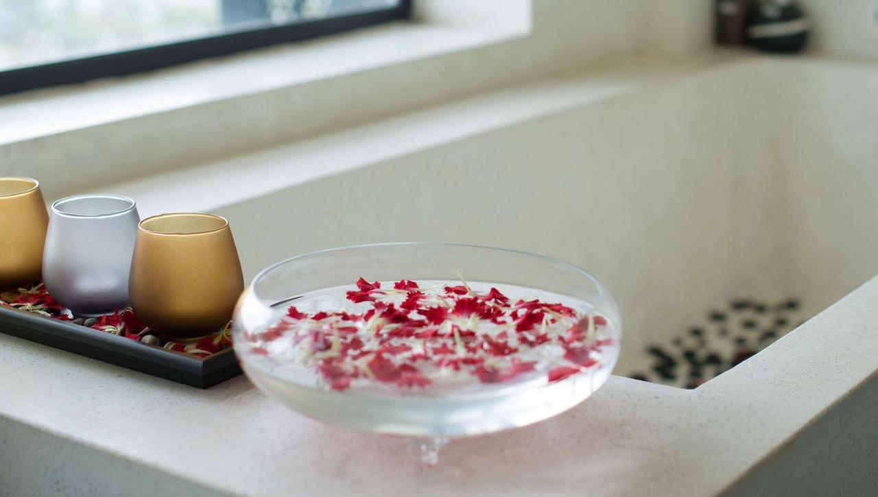 Almond Hotel Bassac River Phnom Penh Dış mekan fotoğraf