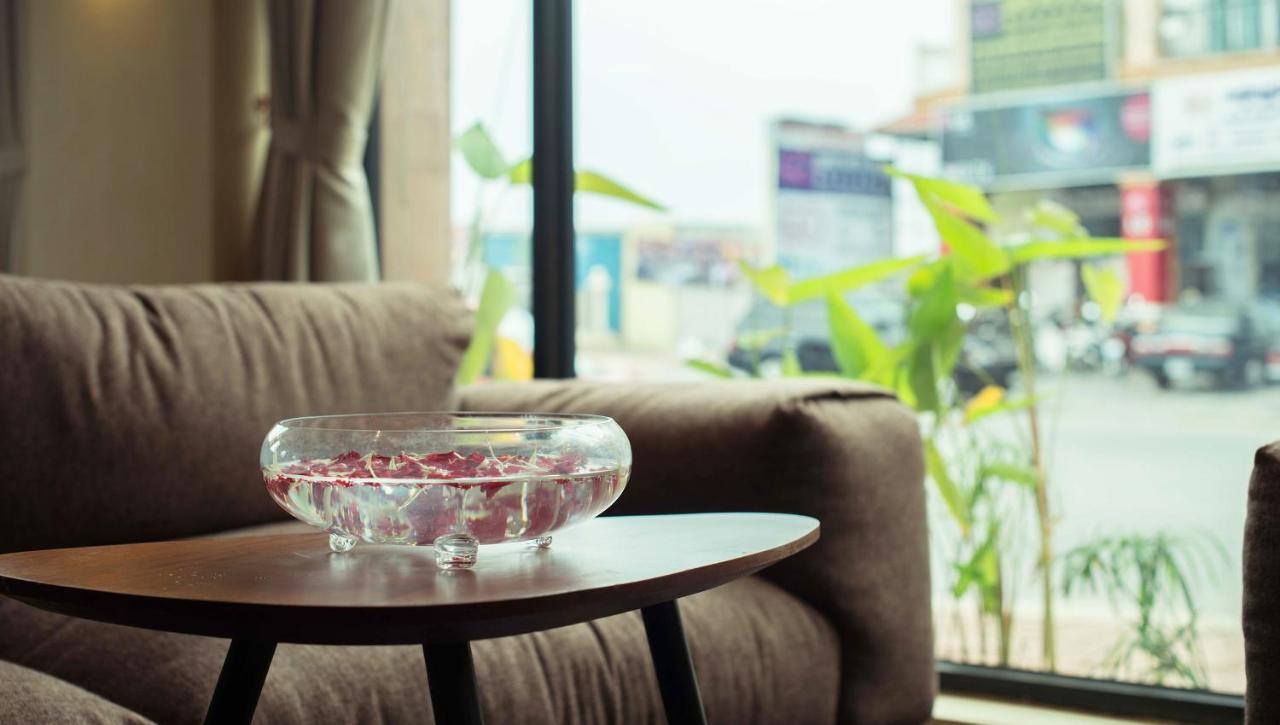 Almond Hotel Bassac River Phnom Penh Dış mekan fotoğraf